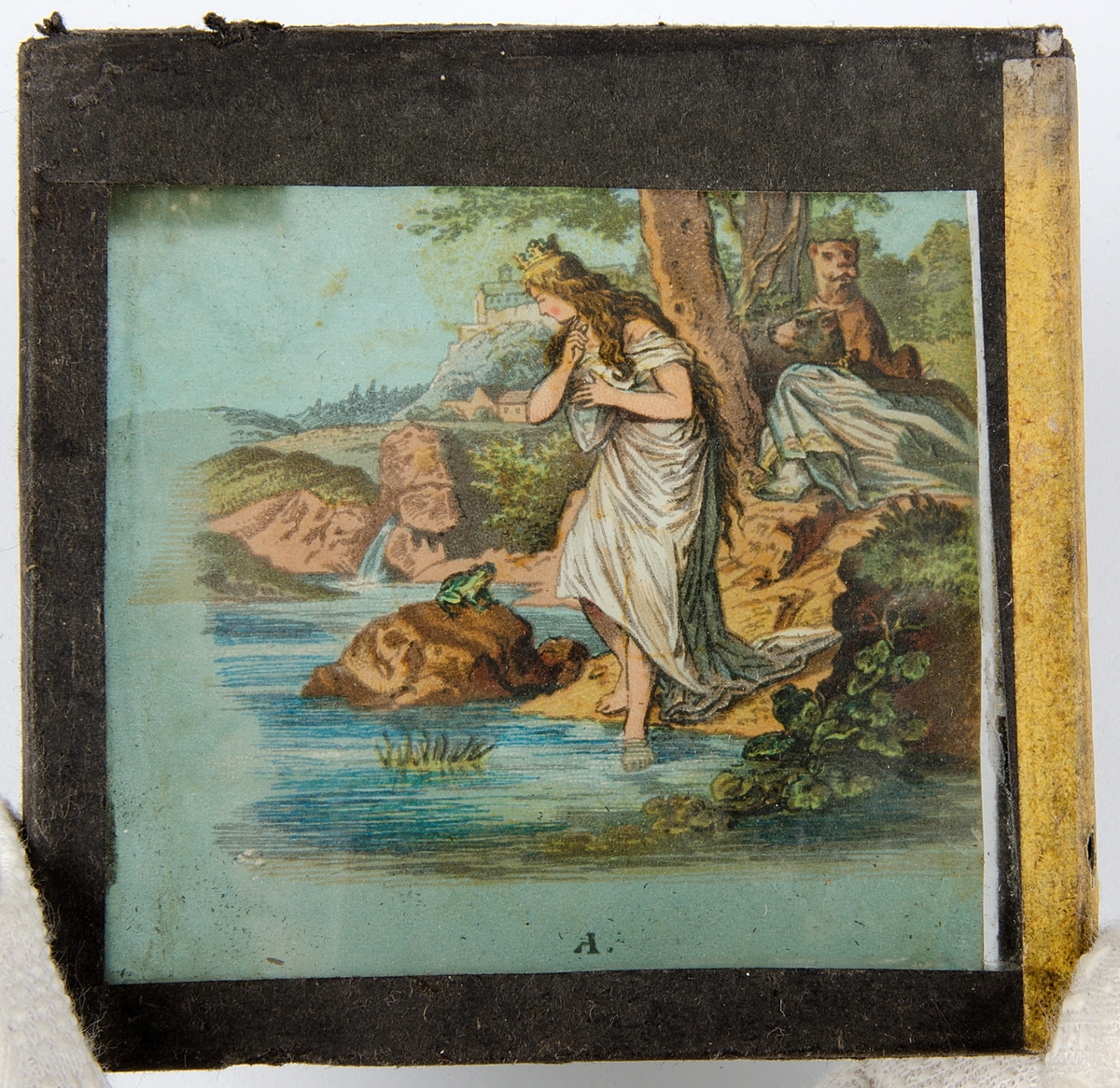 Tjugoåtta skioptikonbilder med motiv från bl.a. olika historiska händelser och sagor. Merparten i färg. Vissa skioptikonbilder, såsom avbildade personer, i sv/v. De flesta har en rosa, gul eller svart tejp som håller ihop de två glasplåtar i vilka motivet är fastsatt i. Vissa av bilderna är numrerade eller märkta med en bokstav.