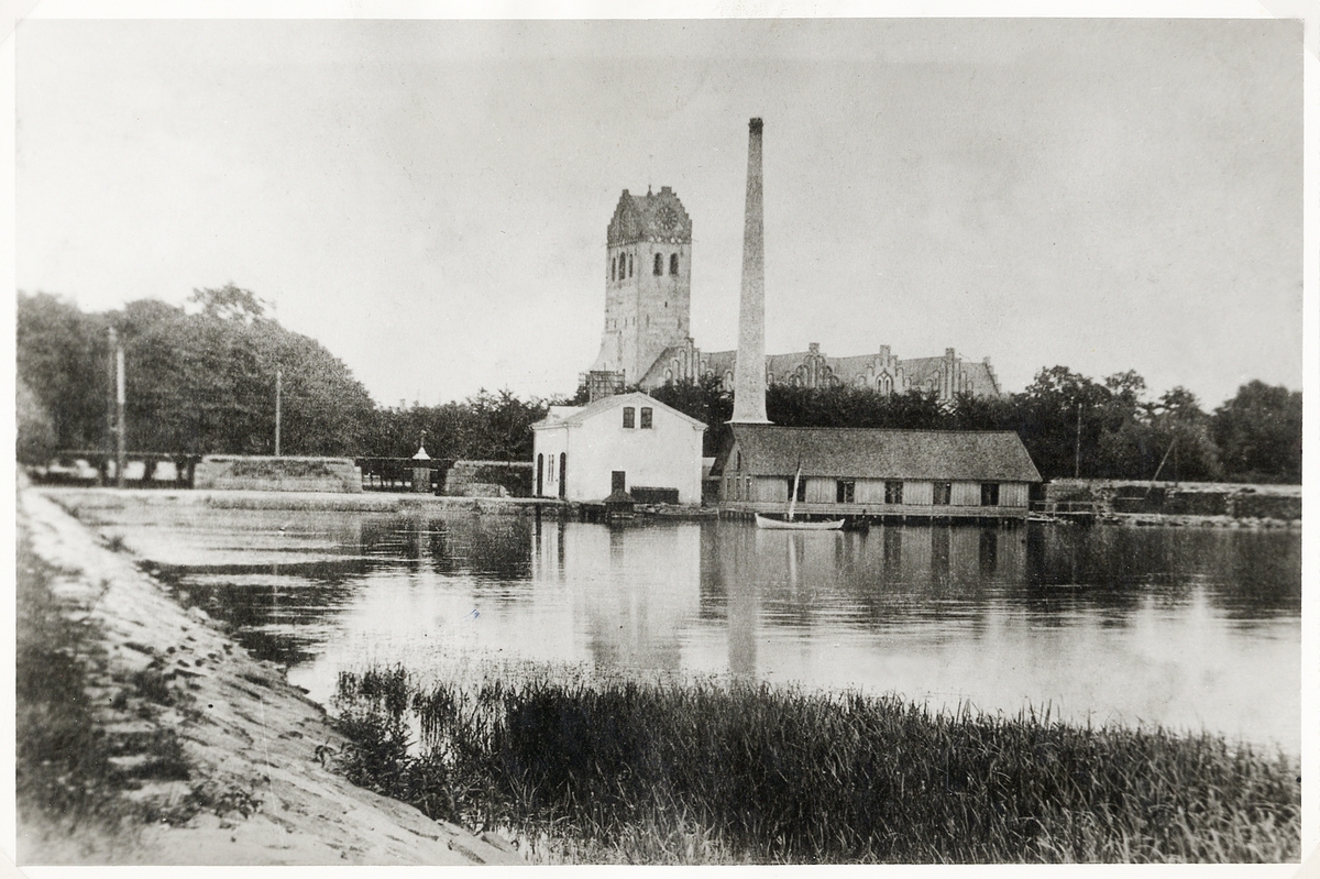 Gamla elverket vid Växjösjön med domkyrkan bakom, ca 1890. Till höger ser man stadens klapphus, där stadens kvinnor
kunde klappa och skölja sin tvätt.