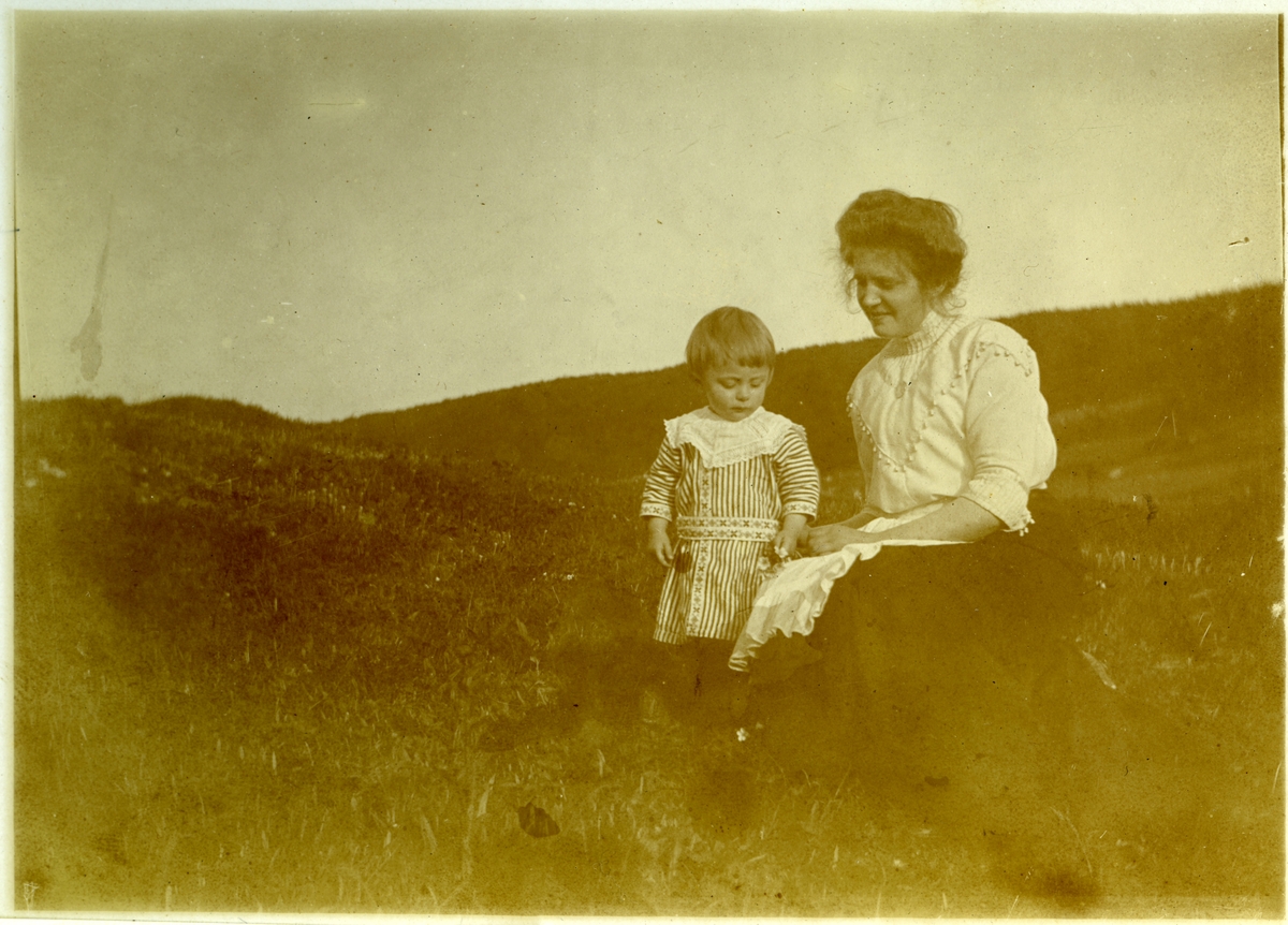 Portrett av Mathilde Jørgensen og sønnen Jørgen.