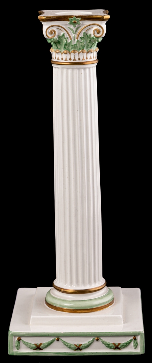 Kolonnformad ljusstake av flintgods, vit med dekor i guld och grönt.