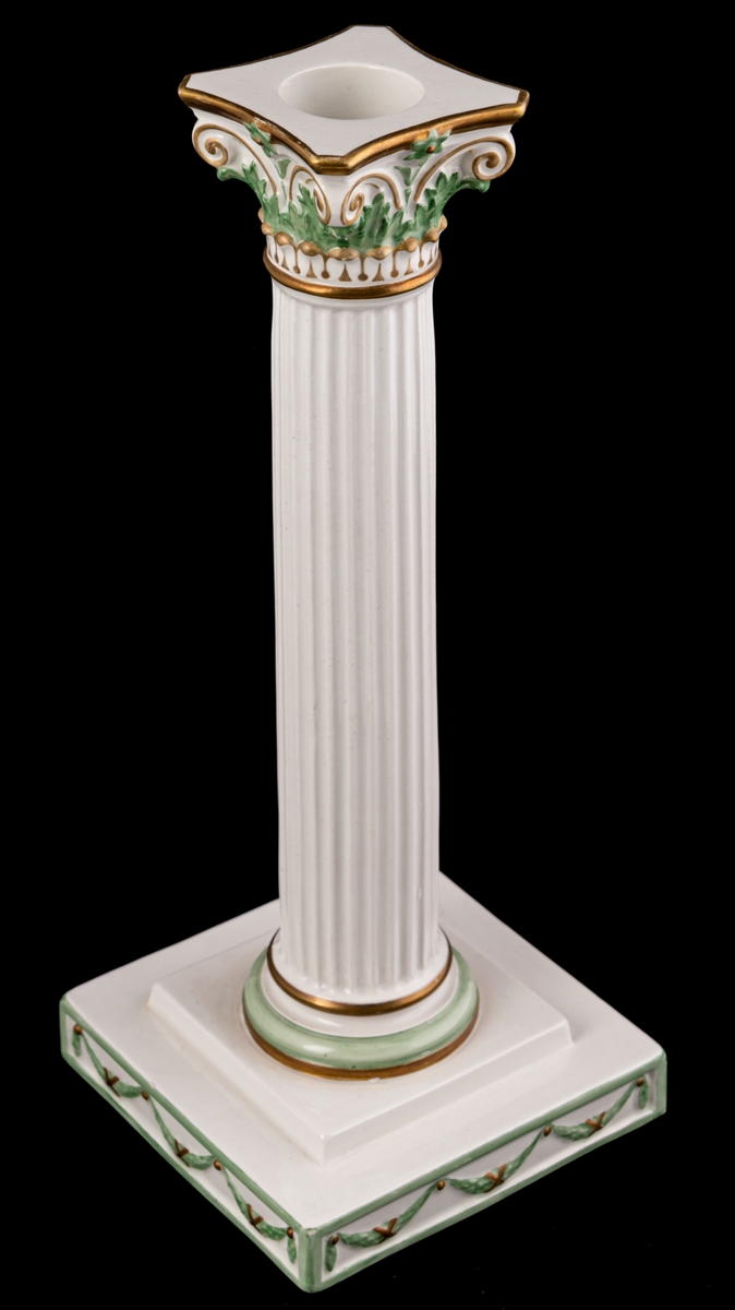 Kolonnformad ljusstake av flintgods, vit med dekor i guld och grönt.