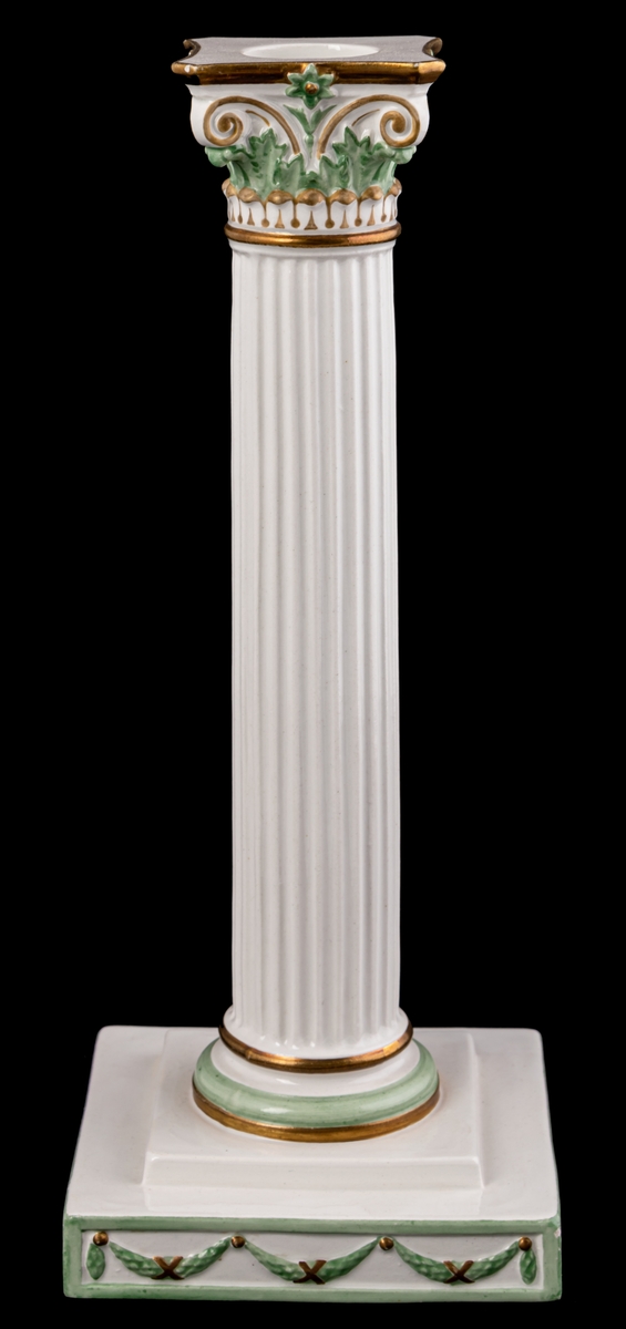 Kolonnformad ljusstake av flintgods, vit med dekor i guld och grönt.