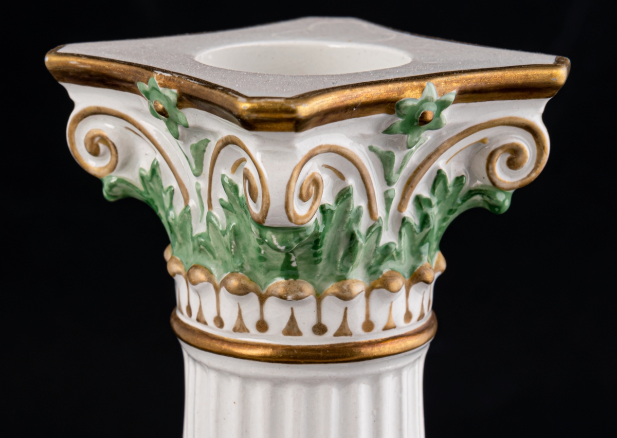 Kolonnformad ljusstake av flintgods, vit med dekor i guld och grönt.