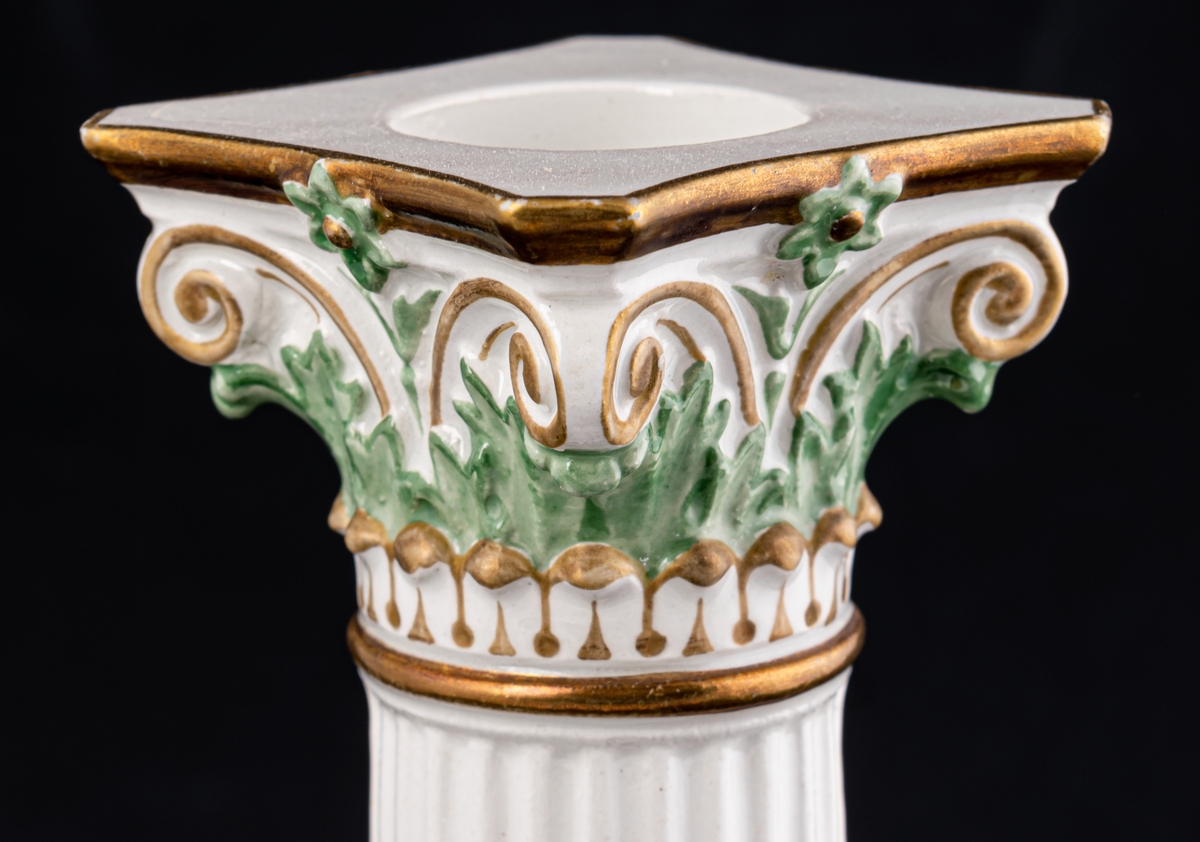 Kolonnformad ljusstake av flintgods, vit med dekor i guld och grönt.