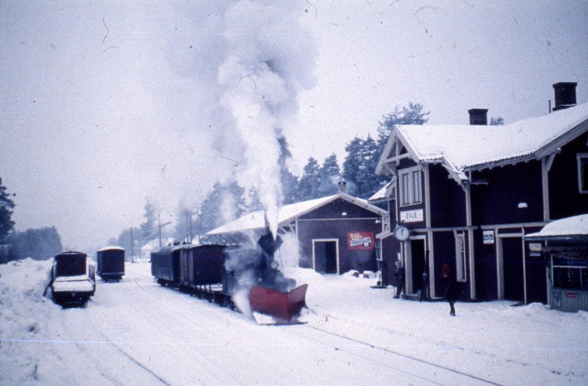 Setesdalsbanen. Damplokomotiv og snøplog ved Evje stasjon.