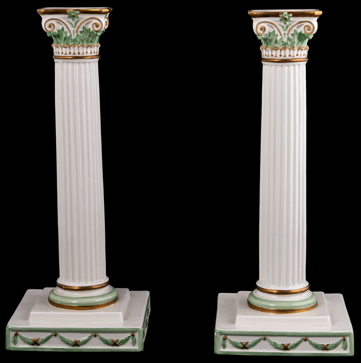 Kolonnformad ljusstake av flintgods, vit med dekor i guld och grönt.