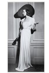 Mannekäng visar aftonklänning. Fyrkantig urringning, lång är