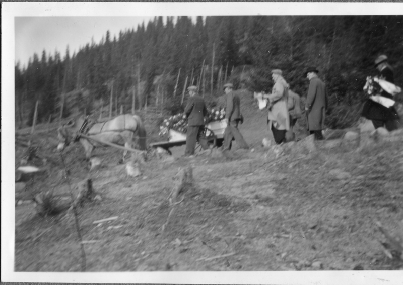 Gravferdsfølge på tur til Slidredomen.