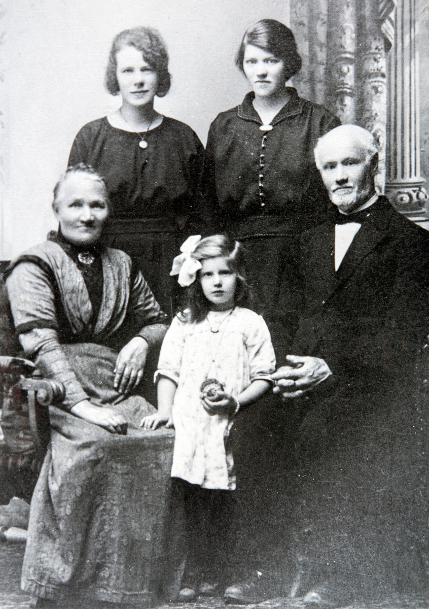 Gruppe, familiebilde av familien Granlund. Ottestad, Stange. 
Bak: Klara Alice og Anna Elisabeth. Foran: Anna Lisa, Lise Alvhilde og Anton Granlund.