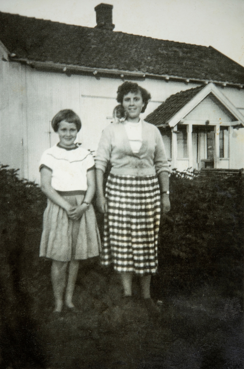 Gruppe 2 jenter. Eva Rognstad og Helga Johansen uten for Rognstad.