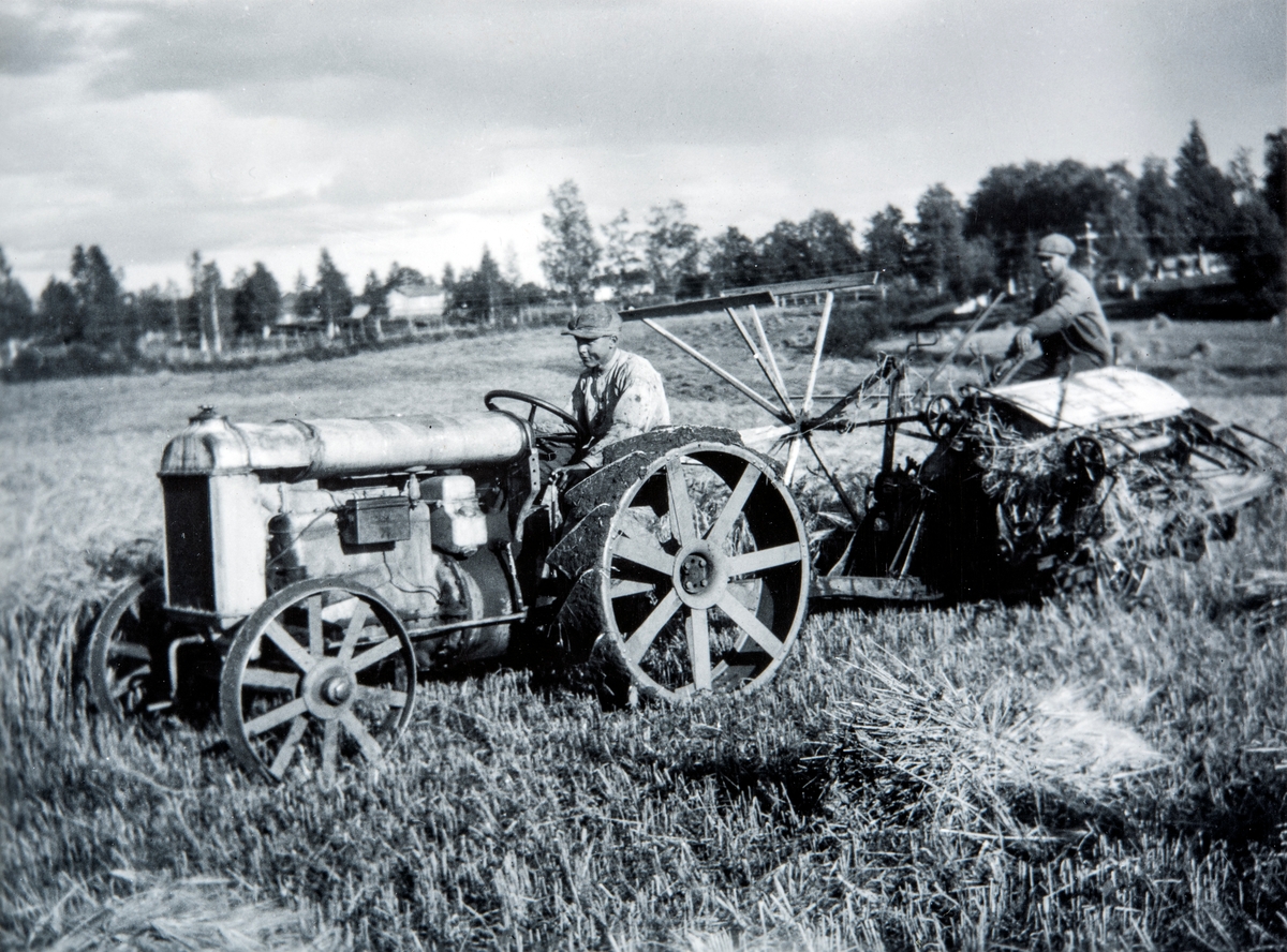 Traktor med jernhjul, "jernhest", selvbinder hengende etter. Oddvar Gjestvang sittende på selvbinderen. Ukjent gutt på traktoren.  Ottestad Gård, Ottestad, Stange.