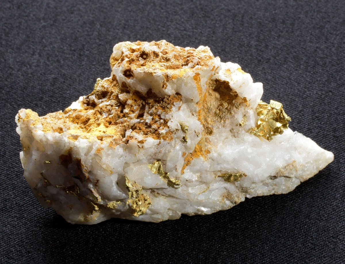 Guldstuff (stuffer kallas stycken av mineral eller bergart avsedda för studium) bestående av vit kvarts och nativt guld i form av blad, korn och i utstickande bleckform.
Operasångerskan Christina Nilsson förärades 4 st guldstuffer (M 3141-M 3144) i april 1871 under en resa till Kalifornien, USA. De kommer från gruvbolagen The Amador Co och El Dorado Co. Berörda gruvchefer gav bort något av det bästa man kunde visa upp. De utgjorde samtliga prover på ursprungligt guld som gjort Kalifornien känt över en stor del av världen (Svensk numismatisk tidskrift nr 4, maj 2008, s. 88).

Inskrivet i huvudkatalog 1909.