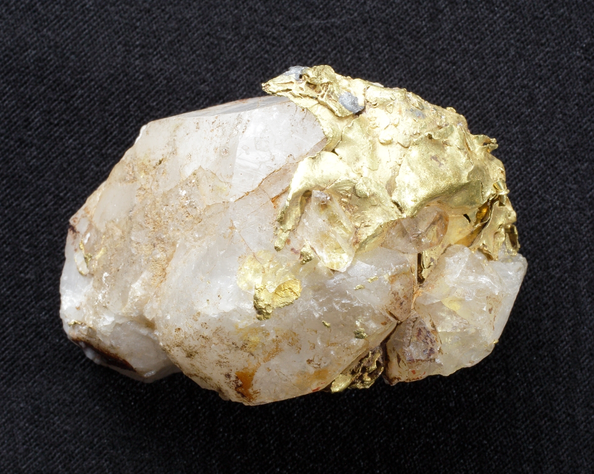 Guldstuff (stuffer kallas stycken av mineral eller bergart avsedda för studium) bestående av vit kvarts och nativt guld i form av blad, korn och i utstickande bleckform.
Operasångerskan Christina Nilsson förärades 4 st guldstuffer (M 3141-M 3144) i april 1871 under en resa till Kalifornien, USA. De kommer från gruvbolagen The Amador Co och El Dorado Co. Berörda gruvchefer gav bort något av det bästa man kunde visa upp. De utgjorde samtliga prover på ursprungligt guld som gjort Kalifornien känt över en stor del av världen (Svensk numismatisk tidskrift nr 4, maj 2008, s. 88).

Inskrivet i huvudkatalog 1909.
