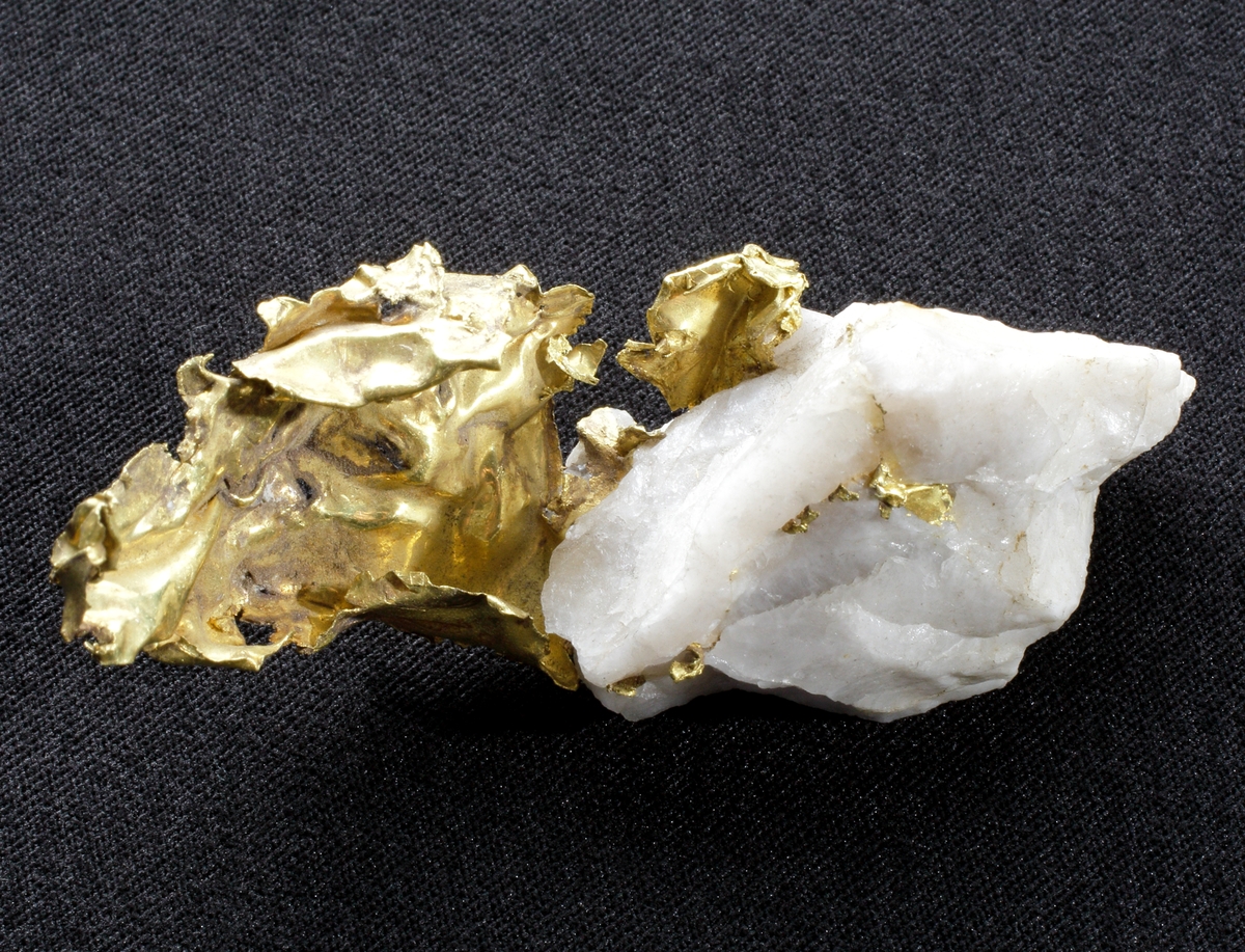 Guldstuff (stuffer kallas stycken av mineral eller bergart avsedda för studium) bestående av vit kvarts och nativt guld i form av blad, korn och i utstickande bleckform.
Operasångerskan Christina Nilsson förärades 4 st guldstuffer (M 3141-M 3144) i april 1871 under en resa till Kalifornien, USA. De kommer från gruvbolagen The Amador Co och El Dorado Co. Berörda gruvchefer gav bort något av det bästa man kunde visa upp. De utgjorde samtliga prover på ursprungligt guld som gjort Kalifornien känt över en stor del av världen (Svensk numismatisk tidskrift nr 4, maj 2008, s. 88).

Inskrivet i huvudkatalog 1909.