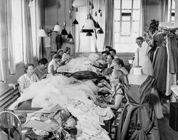 Interiör från ateljén på NK:s Franska damskrädderi. Vid arbe