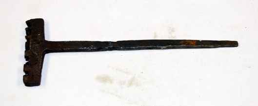 Merkejern. Metall. T-formet. Skaft og tverrstykke med innfelte stemplingstegn. BD SOLØI (=Bernhardt Dahl, Soløy).