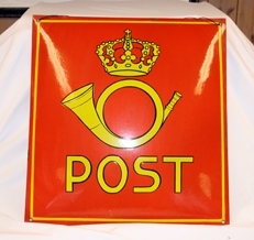 Postskilt. Rektangulært. Lett buet forside. Rød emalje med gul skrift og logo. Gul stripemarkør langs siene. Hull i hver hjørne til oppheng. Sort emaljert bakside med reklame etc. på hvitt pålimt papir.