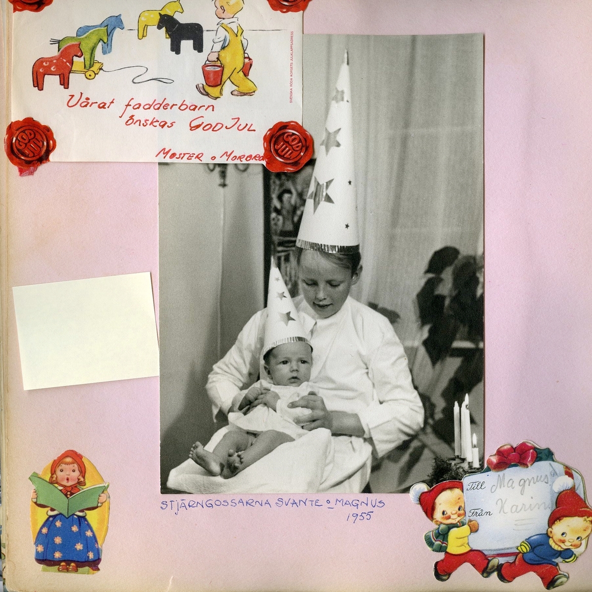 Luciafirande hos Rothvalls i Kållered 1955. Storebror Svante Ekman, iklädd stjärngossekläder, sitter med lillebror Manne i sitt knä. Text skriven i rött av deras mor Mary: "Vårat fadderbarn önskas God Jul / Moster o Morbror. Stjärngossarna Svante o Magnus 1955. Till Magnus från Karin." Relaterat motiv: A2863.