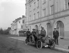 29/4 1913. Gata, hus, bil och människor. 
Bilen på bilden är en 22 hästkrafters Mathis som ägdes av Gottfrid Thermaenius i Hallsberg. På bilden är bilen helt ny. Den hade inregistrerats dagen innan, den 28:e april 1913 och hade registreringsnummer T123. År 1916 gjordes bilregistret om, och då fick bilen registreringsnummer T100. Gottfrid ägde bilen fram till 1921, då den såldes till Hallsbergs Elektricitetsverk. 1927 bytte den ägare igen och hade sedan fyra olika ägare under en kort period. Bilen skrotades slutligen i juni 1929.