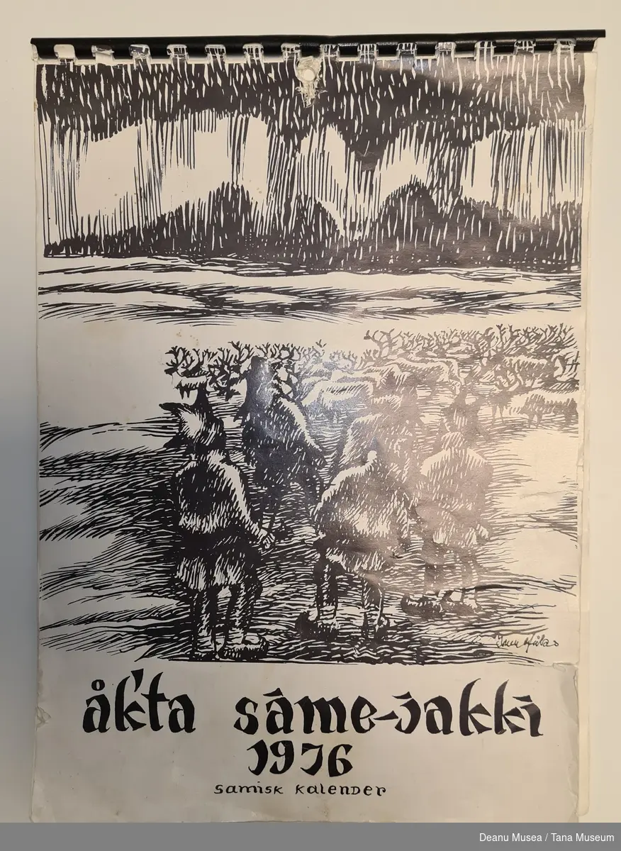 Kalender for året 1976 i A4 størrelse Sort/hvitt med foto, tegninger og tekster. Lagd av Bergen Samiid Searvi.