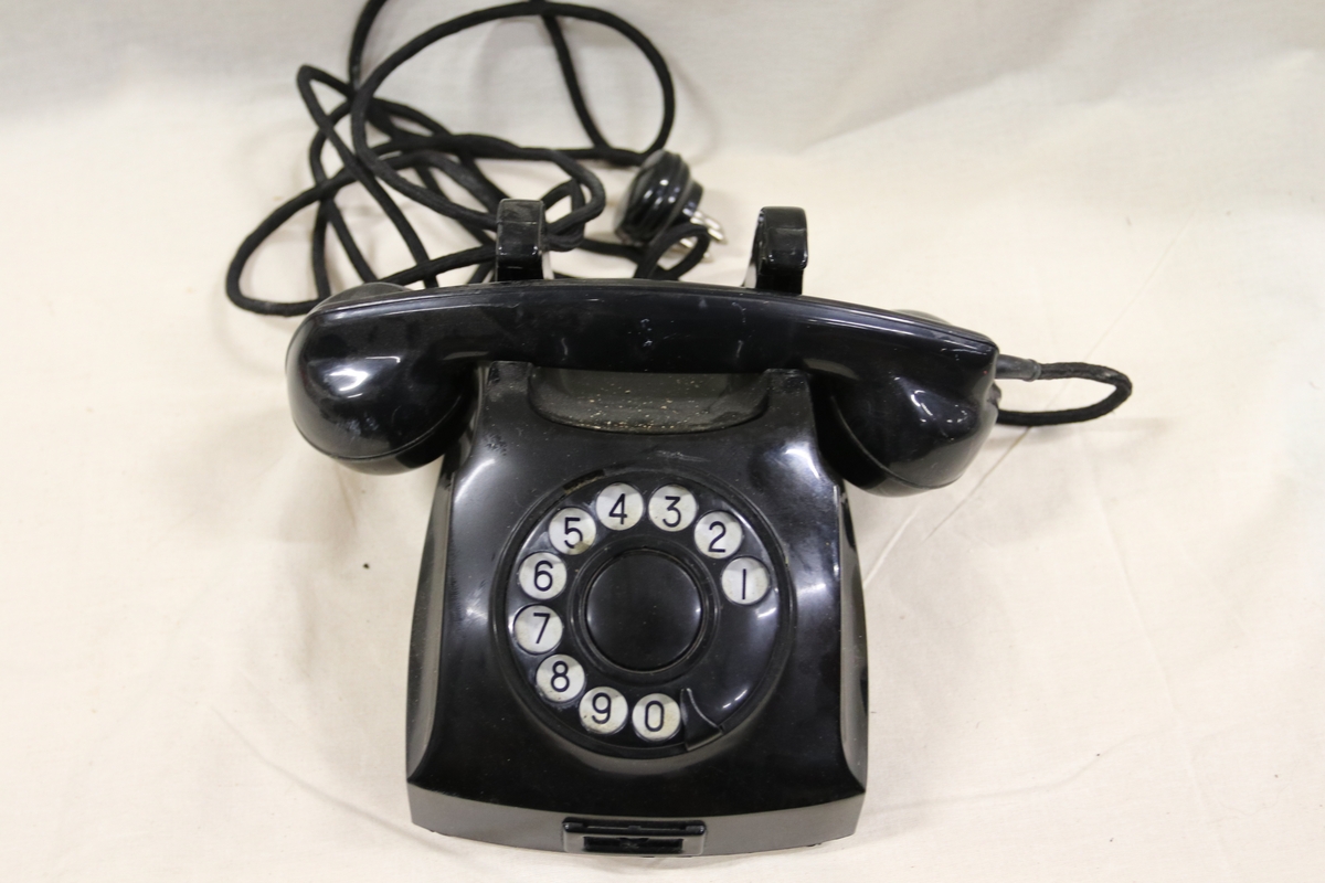 Sort bordtelefon.