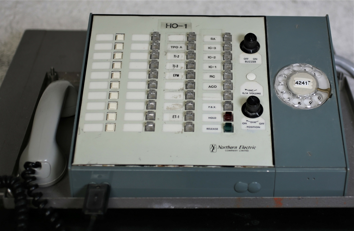 Sambandsboks for intern og ekstern kommunikasjon. Systemet hadde faste linjer mellom de enkelte brukere. Det var mulighet for både handset og headset.
Tilsvarende boks ble også brukt til radiosamband fra radarstasjon til fly.