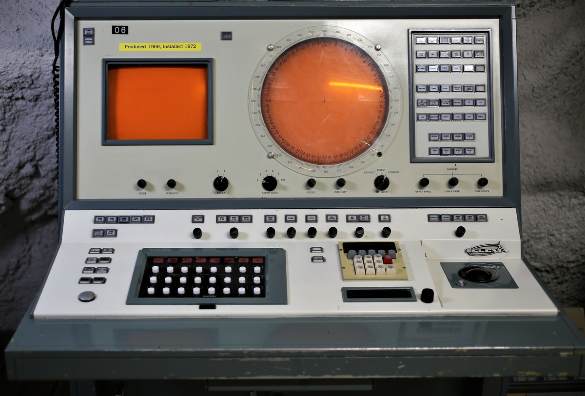 Radarkonsollet viste radarbilde fra egen radar, samtidig som digitalt symbol av fly fra nabostasjoner ble vist på skjermen.
Forskjellige oppgaver/funksjoner kunne bli utført fra dette konsollet, slik som overvåking, kontroll med jagerfly eller kontroll med bakke til luft våpen.