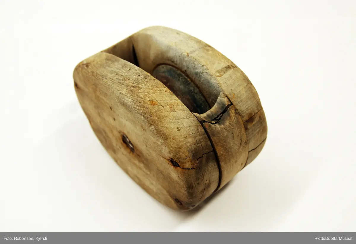 Mindre blokk til talje av tre med hjul og innfelt ring av metall