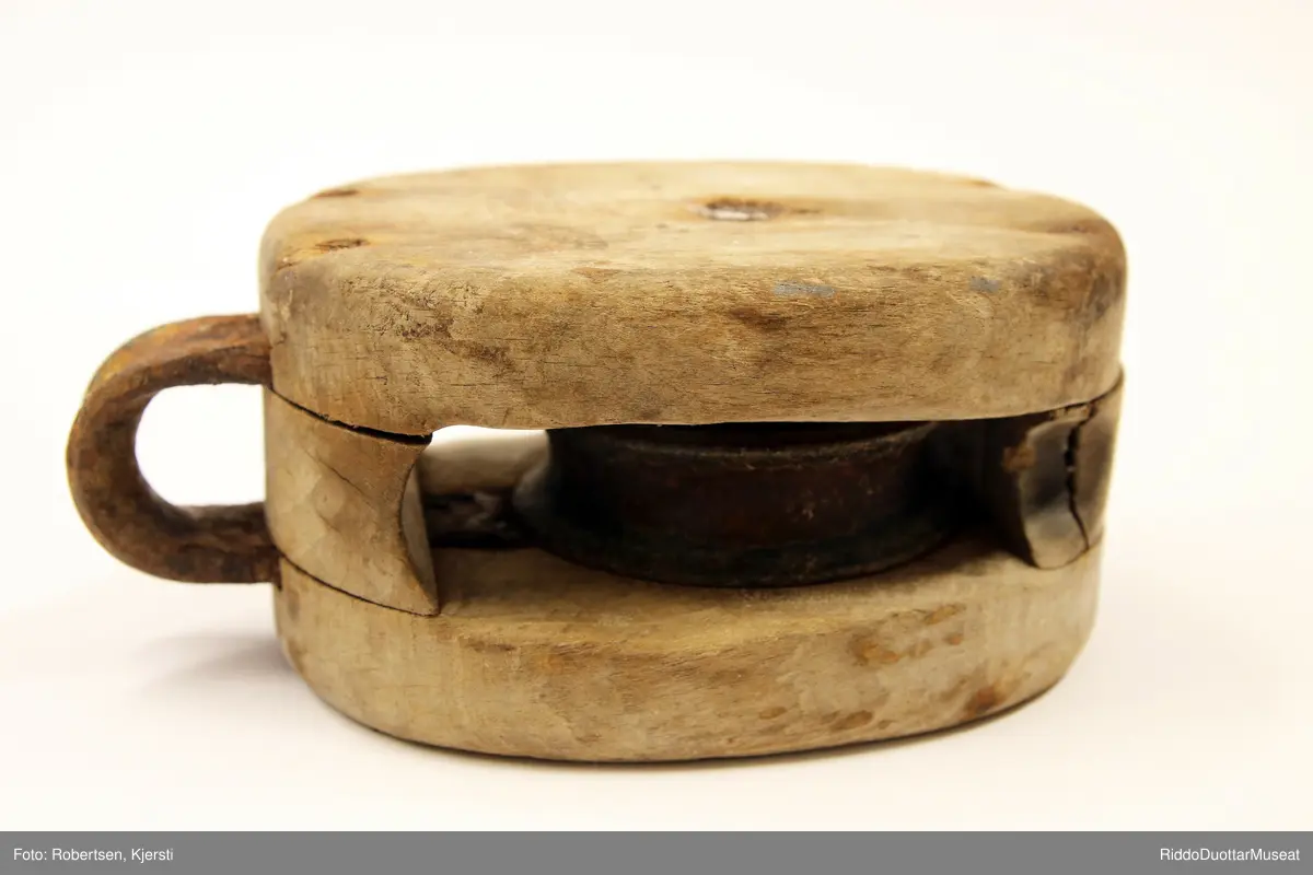 Mindre blokk til talje av tre med hjul og innfelt ring av metall