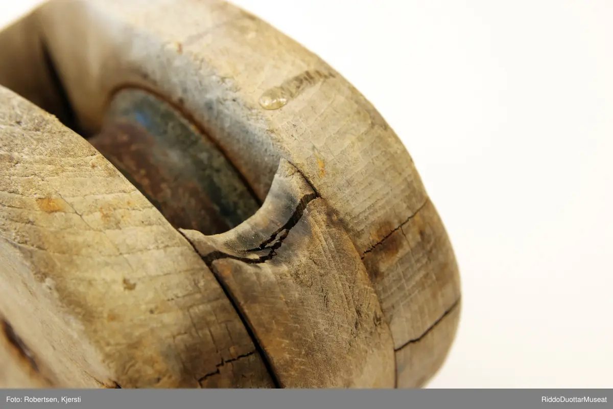 Mindre blokk til talje av tre med hjul og innfelt ring av metall