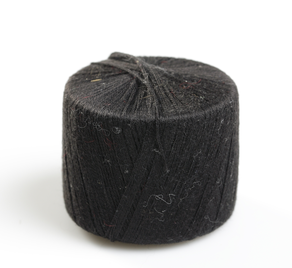 Sytillbehör och diverse ting förvarade i pappkartong. 1) ett måttband, 157 mm långt 2) ett nålark 3) 650 mm lång spets 4) en trådrulle grön silkestråd 5) en trådrulle lila silkestråd 6) en trådrulle brun silkestråd 7) en trådrulle svart bomullstråd 8) en trådrulle svart björntråd, glansig 9) två julmärken från 1926 10) en blyertspenna med suddgummi 11) en blyertspenna 12) en blyertspenna 13) en stålpenna 14) en spole med strumpstoppningsgarn 15) spillbitar av sidensatin 16) en gardindocka vinrött ullgarn 17) Två små vita knappar.

Inskrivet i huvudkatalogen 1997.