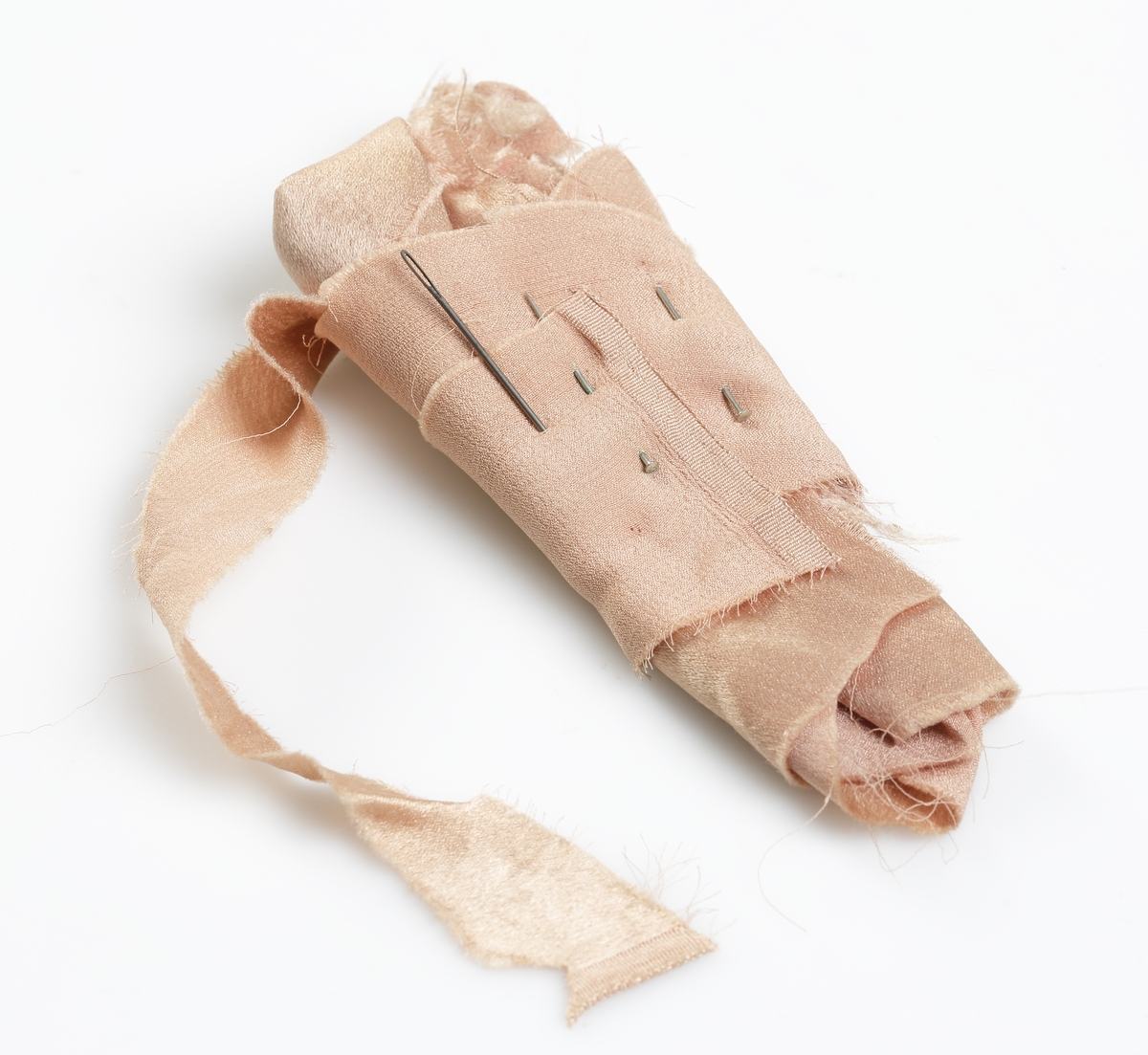 Sytillbehör och diverse ting förvarade i pappkartong. 1) ett måttband, 157 mm långt 2) ett nålark 3) 650 mm lång spets 4) en trådrulle grön silkestråd 5) en trådrulle lila silkestråd 6) en trådrulle brun silkestråd 7) en trådrulle svart bomullstråd 8) en trådrulle svart björntråd, glansig 9) två julmärken från 1926 10) en blyertspenna med suddgummi 11) en blyertspenna 12) en blyertspenna 13) en stålpenna 14) en spole med strumpstoppningsgarn 15) spillbitar av sidensatin 16) en gardindocka vinrött ullgarn 17) Två små vita knappar.

Inskrivet i huvudkatalogen 1997.