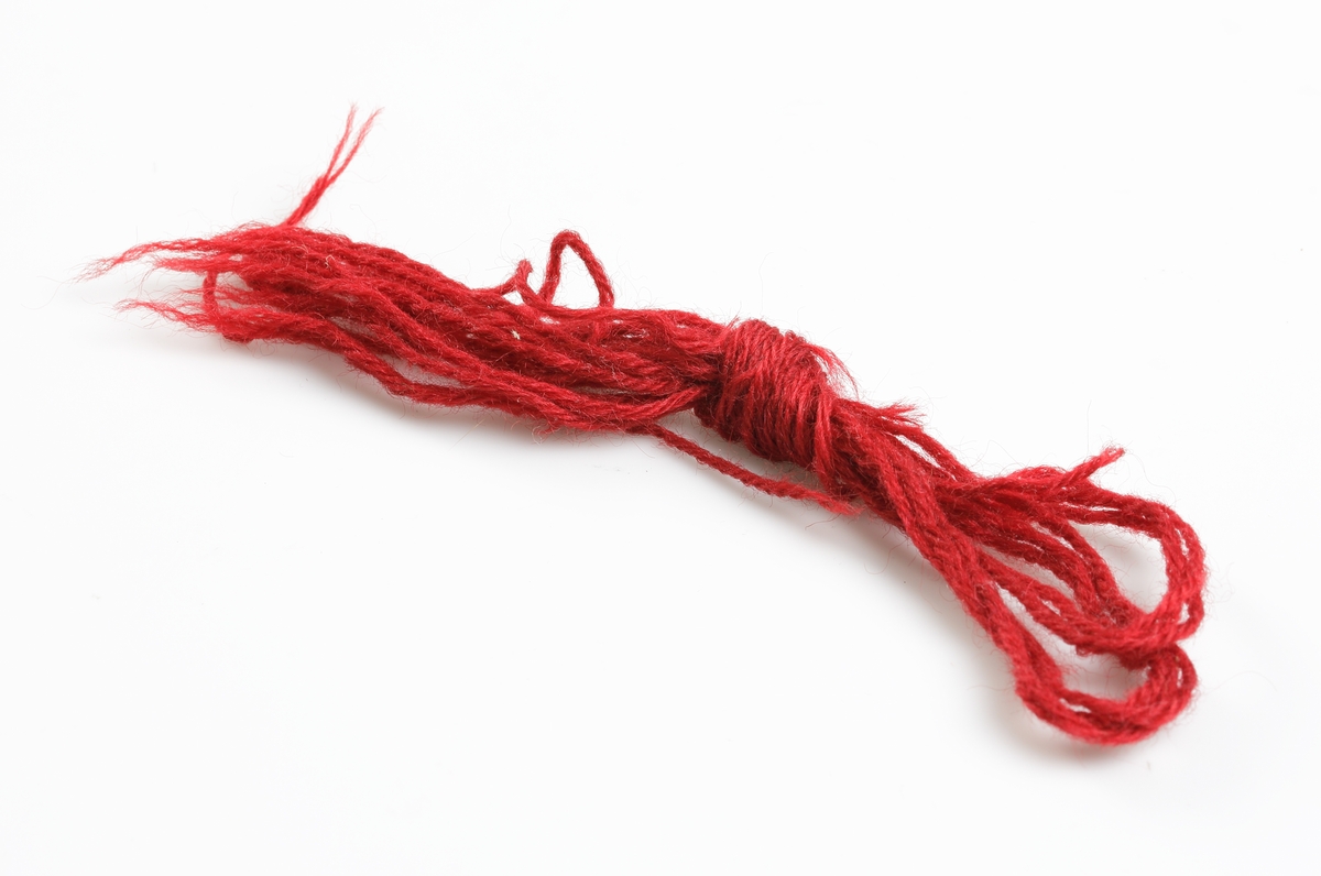 Sytillbehör och diverse ting förvarade i pappkartong. 1) ett måttband, 157 mm långt 2) ett nålark 3) 650 mm lång spets 4) en trådrulle grön silkestråd 5) en trådrulle lila silkestråd 6) en trådrulle brun silkestråd 7) en trådrulle svart bomullstråd 8) en trådrulle svart björntråd, glansig 9) två julmärken från 1926 10) en blyertspenna med suddgummi 11) en blyertspenna 12) en blyertspenna 13) en stålpenna 14) en spole med strumpstoppningsgarn 15) spillbitar av sidensatin 16) en gardindocka vinrött ullgarn 17) Två små vita knappar.

Inskrivet i huvudkatalogen 1997.