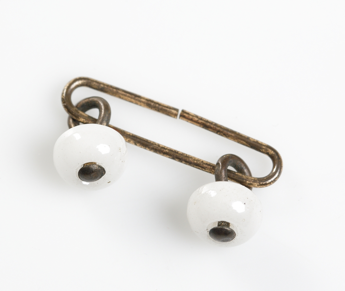 Sytillbehör och diverse ting förvarade i pappkartong. 1) ett måttband, 157 mm långt 2) ett nålark 3) 650 mm lång spets 4) en trådrulle grön silkestråd 5) en trådrulle lila silkestråd 6) en trådrulle brun silkestråd 7) en trådrulle svart bomullstråd 8) en trådrulle svart björntråd, glansig 9) två julmärken från 1926 10) en blyertspenna med suddgummi 11) en blyertspenna 12) en blyertspenna 13) en stålpenna 14) en spole med strumpstoppningsgarn 15) spillbitar av sidensatin 16) en gardindocka vinrött ullgarn 17) Två små vita knappar.

Inskrivet i huvudkatalogen 1997.