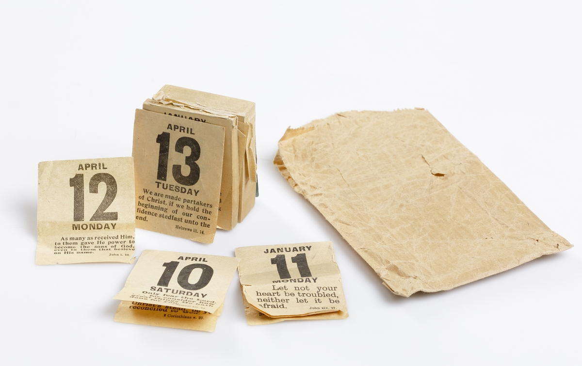 Diverse dokument och papper; 1) identitetshandling med foto 2) papper från privat arbetsförmedling 3) betyg från privat arbetsgivare samt kuvert 4) visitkort från anställningsbyrå 5) information för anställda gällande lagar och förordningar i USA 6) försäkringspapper för resegods 7) papper med övningsmeningar på engelska 8) julkort 9) kort från expressfirma gällande bagage och möbler  10) tågbiljett med kuvert  11) godskvitto för tåg  12) båtbiljett till båten Gripsholm 13) bankkuvert 14) papperspåse med tryck "Josie De Leo"  15) papperspåse med tryck "RH Macy & Co" 16) papperspåse med tryck "Bloomingdale's"  17) almanacksblad i påse.

Inskrivet i huvudkatalogen 1997.
