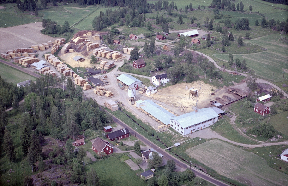 Flygfoto över Önnebo såg i Västra Harg. Året är 1966.