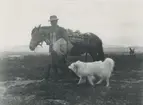 Jens Pålsson med häst och hund, Forsåsen, Jämtland