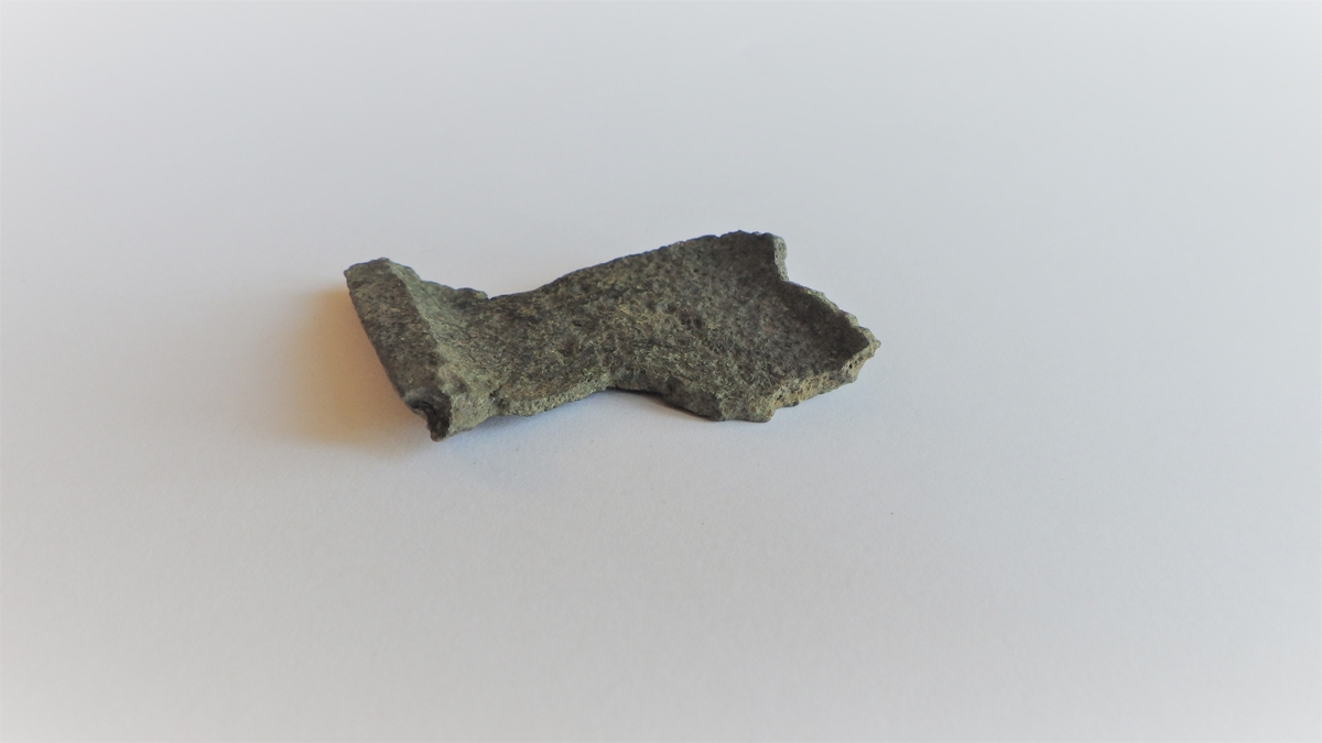 MÅL: H. 3, 8 CM L. (RAND) 2, 8 CM, Randskår.