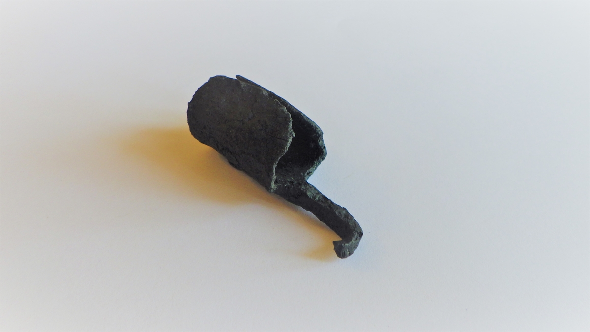 MÅL: H. 4, 7 CM DIAM. 2, 0 CM