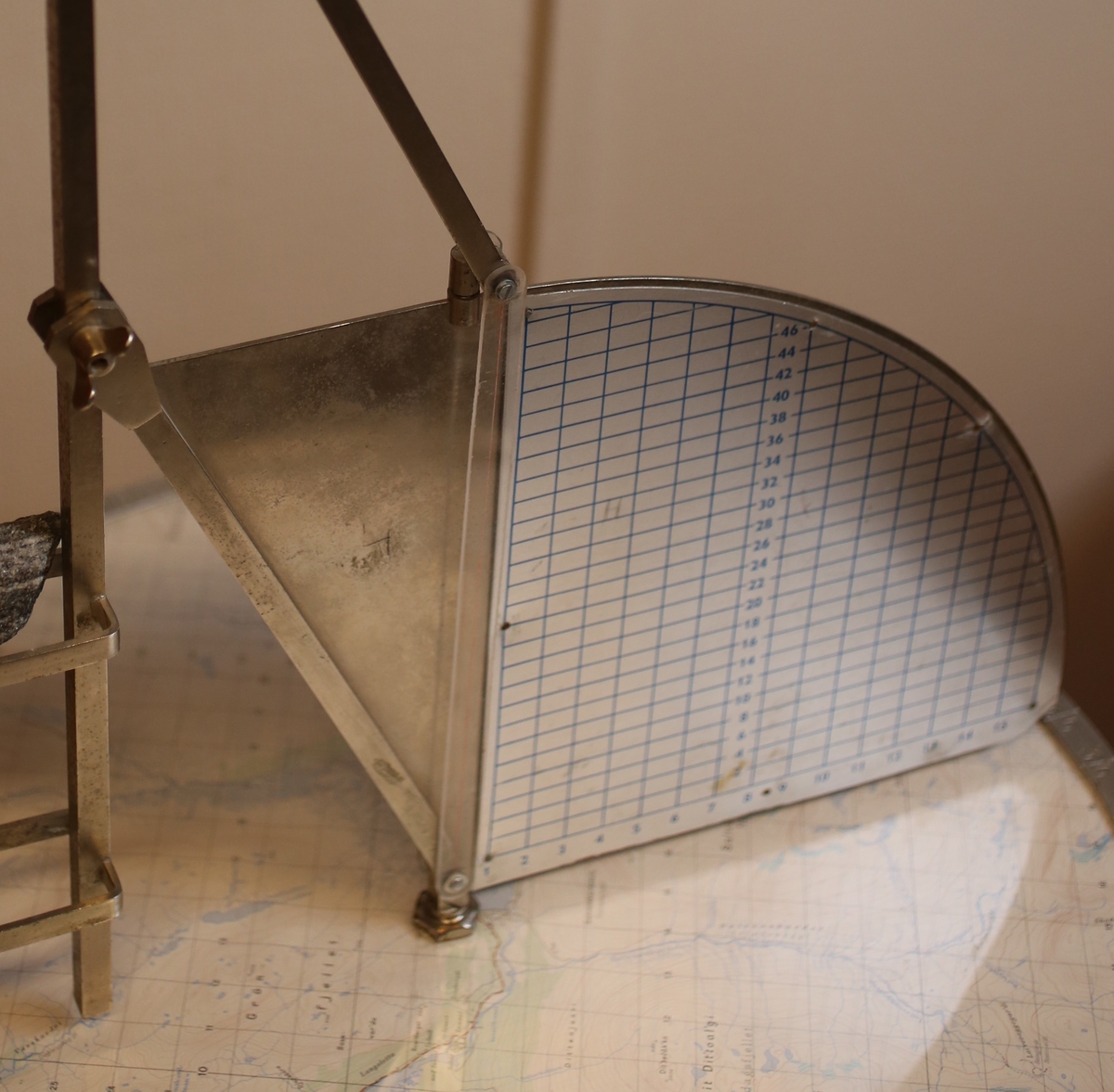 Består av plottebord og sikteoppsats. Den horisontale skiva viser kartet over luftvaktens dekningsområde, med det geografiske referansesystemet som ble benyttet ved rapportering inntegnet. I ytterkanten på skiva er retningen i grader angitt. Den vertikale plata ble benyttet ifm avlesing av flyets høyde.