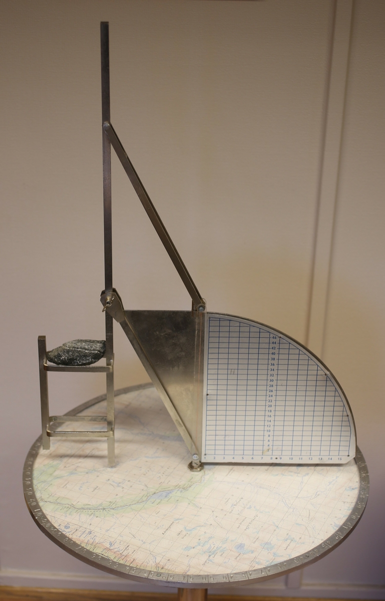 Består av plottebord og sikteoppsats. Den horisontale skiva viser kartet over luftvaktens dekningsområde, med det geografiske referansesystemet som ble benyttet ved rapportering inntegnet. I ytterkanten på skiva er retningen i grader angitt. Den vertikale plata ble benyttet ifm avlesing av flyets høyde.