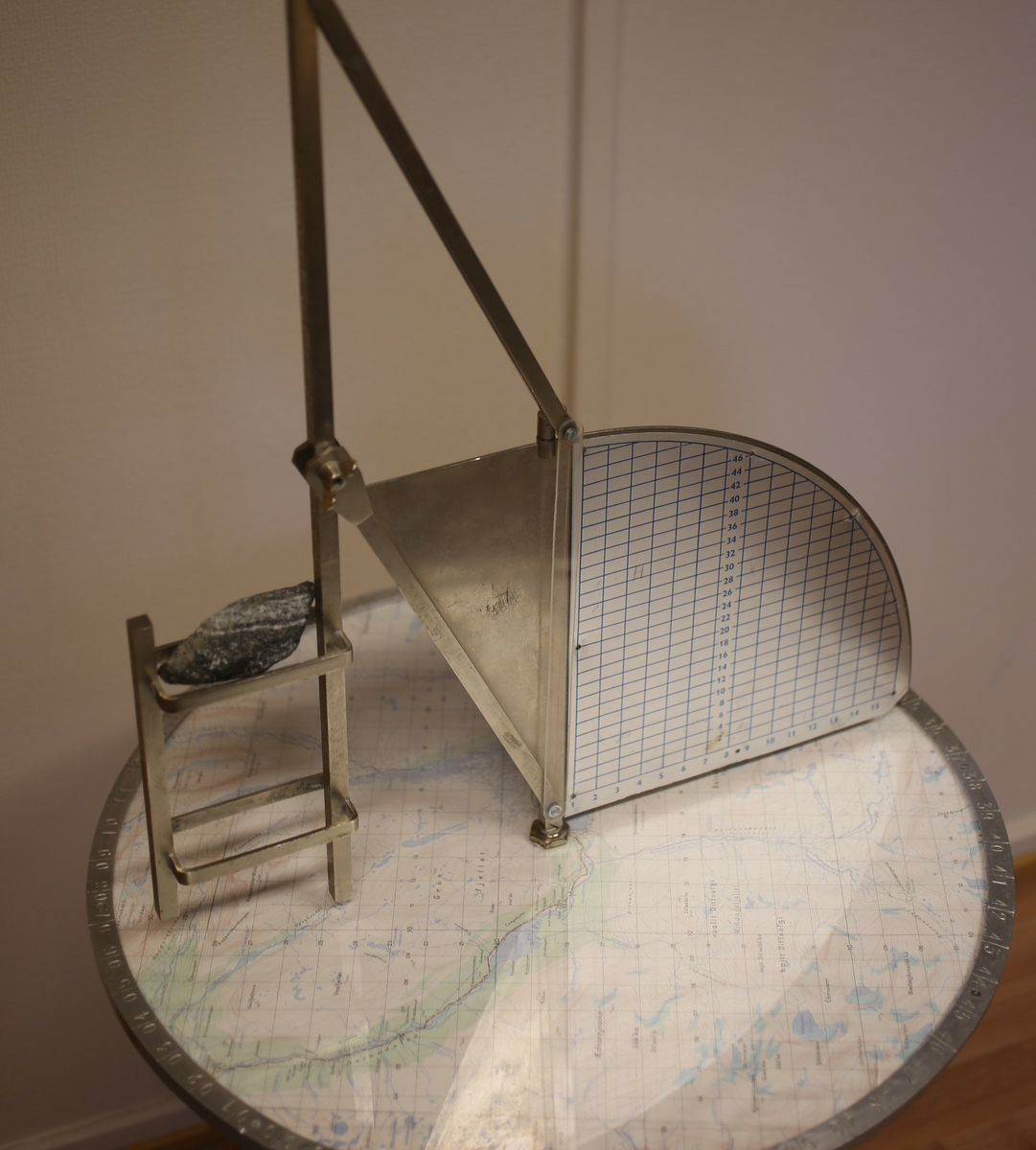 Består av plottebord og sikteoppsats. Den horisontale skiva viser kartet over luftvaktens dekningsområde, med det geografiske referansesystemet som ble benyttet ved rapportering inntegnet. I ytterkanten på skiva er retningen i grader angitt. Den vertikale plata ble benyttet ifm avlesing av flyets høyde.