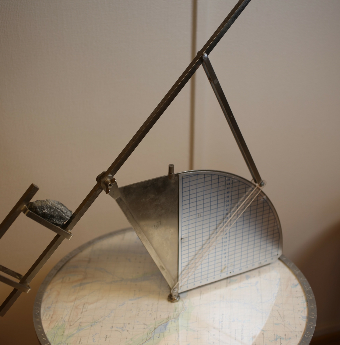 Består av plottebord og sikteoppsats. Den horisontale skiva viser kartet over luftvaktens dekningsområde, med det geografiske referansesystemet som ble benyttet ved rapportering inntegnet. I ytterkanten på skiva er retningen i grader angitt. Den vertikale plata ble benyttet ifm avlesing av flyets høyde.