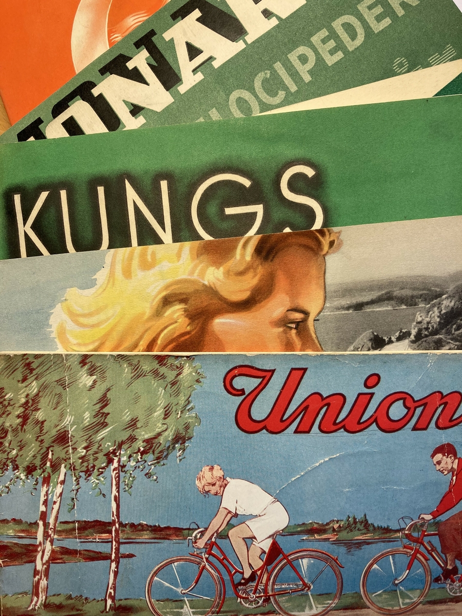 Cykelkatalog

Samtliga sex brochyrer från 1938

1.  Kungsvelocipeden
Bröderna Anderssons Velociped- och radiofabrik, Göteborg.
16 sidor, ill.

2.  Union
AB Svenska velocipedfabriken, Stockholm.
24 sidor, ill.

3.  Nordstjernan, Wiklunds cyklar, Stockholm.
28 sidor, ill.

4.  Monark
Sv Cykelfabriken Monark, Varberg
36 sidor, ill.

5. Cyklar, anonym
16 sidor, ill.

6.  Crecentboken 1938.
28 sidor, ill.