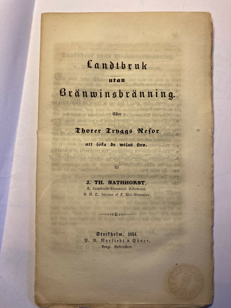 Skrift

Landtbruk utan bränwinsbränning
eller
Thorer Tryggs resor att söka de wisas sten.

J(ohan) Th(eophil) Nathhorst

Stockholm 1854.

64 sidor, ouppskuret exemplar.