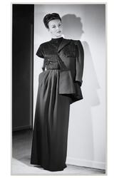 Mannekäng,  möjligen Hjördis Grundel-Starenius, visar festkl