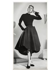 Mannekängen Anita Sandin visar figurnära överdel med lång är