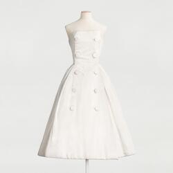 Axelbandslös klänning av sidensatäng med korsetterat liv, kl