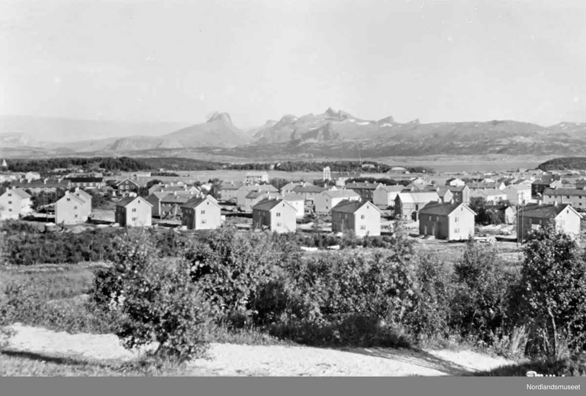 Parti fra Bodø med Børvasstindene i bakgrunnen.