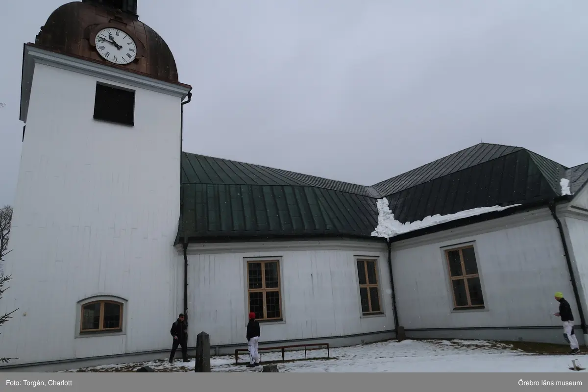 Fotoprotokoll
Acc.nr. OLM-2021-34

Objekt: Järnboås kyrka
Socken: Järnboås socken
Kommun: Nora kommun
Län: T
År: 2021

Motiv: Utvändiga renoverings- och måleriarbeten på Järnboås kyrka
1-17: Järnboås kyrka för åtgärder. Fasaden har tvättats. Färgen krackelerade och flagade kraftigt samt hade en märklig yta. 
18-29: Under arbetets gång. Befintlig färg hade dåligt fäste, den släppte mycket lätt från panelen. Några få rötskador fanns bakom ett stuprör samt i takfoten.
30-48: Järnboås kyrka efter renoverings- och målningsarbeten.
49-50: Grindarna målades i samband med övriga arbeten.


Foto:	1-17: Anneli Borg
	17-50: Charlott Torgén

Diarienr. 2021.106